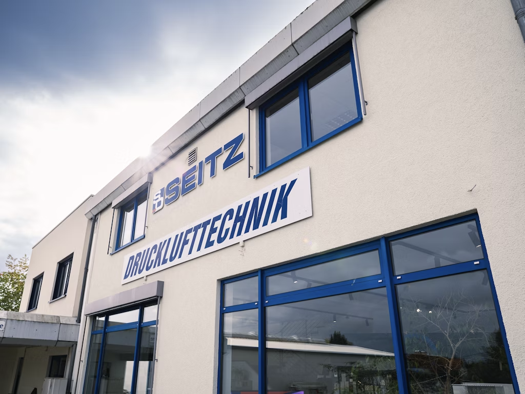Firmengebäude mit Seitz Drucklufttechnik-Schriftzug